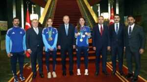 Cumhurbaşkanı Erdoğan, milli tekvandocu Sude Yaren ve Sıla Irmak Uzunçavdar’ı kabul etti