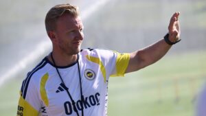 Dirk Kuyt milli maç arasına kadar Fenerbahçe’nin başında kalacak